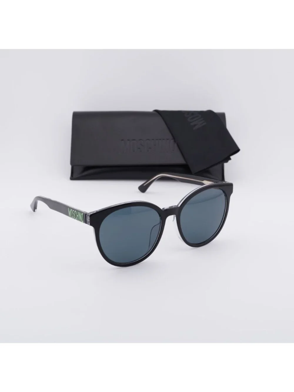 Moschino model mos151